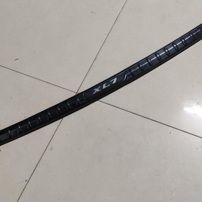 Nẹp chống trày cốp, ốp bậc cốp theo xe dành cho SUZUKI XL7 2020 mẫu titan, cacbon chất liệu không gỉ, bảo vệ cốp xe ô tô