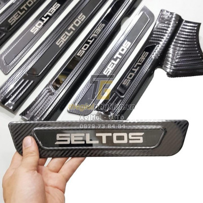Bộ sản phẩm ỐP BẬC CỐP VÀ BẬC CỬA vân Carbon xe Kia Seltos