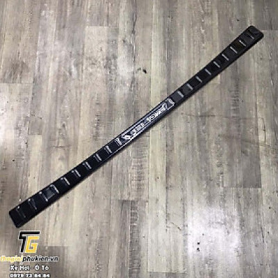 Ốp chống trầy cốp vân Titan Toyota Veloz