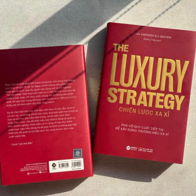 The Luxury Strategy: Chiến Lược Xa Xỉ - Phá Vỡ Quy Luật Tiếp Thị Để Xây Dựng Thương Hiệu Xa Xỉ - Nhiều tác giả - (bìa mềm)