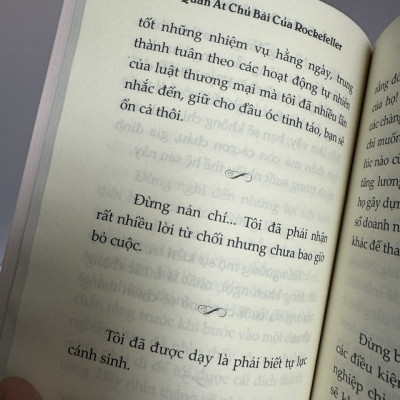(Tặng kèm Bookmark) QUÂN ÁT CHỦ BÀI CỦA ROCKEFELLER: Những lời khuyên giúp bạn xây dựng sự thịnh vượng - John D. Rockefeller - Hoàng Ly dịch – Skybooks – NXB Thế giới