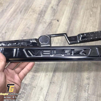Ốp chống trầy cốp vân Titan Toyota Veloz