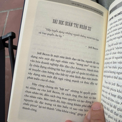 JEFF BEZOS: Gã "Phù Thủy" Ngành Thương Mại Điện Tử - The Gurus - Chuyên gia Nguyễn Hoàng Phương Hiệu đính - Bizbooks