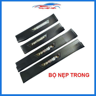 Bộ nẹp bước chân trong ngoài vân Cacbon xe Fortuner 2017-2018-2019-2020 chống trầy làm đẹp ô tô