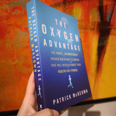 Sách - The Oxygen Advantage: The simple, scientifically proven breathing technique that will revolutionise your health and fitness by Patrick McKeown