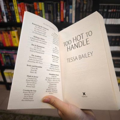 Sách - Too Hot To Handle by Tessa Bailey - English book