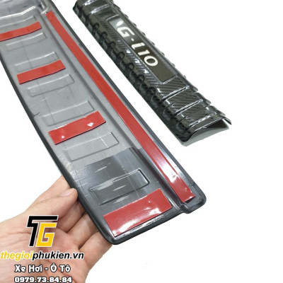 Ốp chống trầy cốp trong, ngoài CARBON xe Hyundai Grand i10 2021-2022, vân Cacbon cao cấp