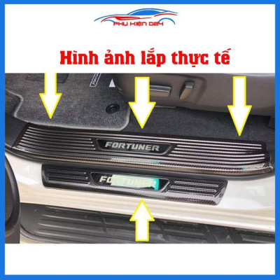 Bộ nẹp bước chân trong ngoài vân Cacbon xe Fortuner 2017-2018-2019-2020 chống trầy làm đẹp ô tô