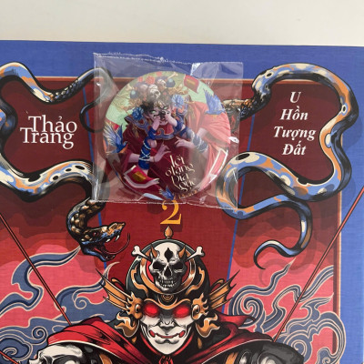 Sách - Tết Ở Làng Địa Ngục Phần 2 - U Hồn Tượng Đất - Saola Books - Thảo Trang - Bìa cứng - chữ ký tác giả - triện tên - bookmark giấy -bookmark mica - 3 thiệp chibi nhỏ - huy hiệu bìa sách