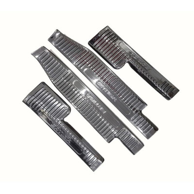 Ốp Bậc Cửa Xe Suzuki Ertiga 2019 2020– Mẫu Titan