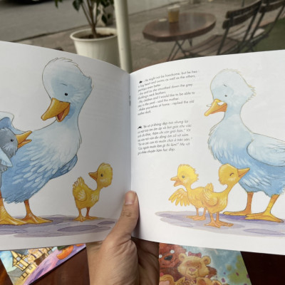 (Combo 6 cuốn) TRUYỆN CỔ TÍCH NỔI TIẾNG SONG NGỮ VIỆT – ANH (Cô Bé Tóc Vàng, Cô Bé Quàng Khăn Đỏ, Peter Pan, Chú Bé Người Gỗ Pinocchio, Ba Chú Heo Con, Vịt Con Xấu Xí) – Daniel Howarth và Arianna Candell – Trần Ngọc Diệp dịch – NXB Kim Đồng (bìa mềm)