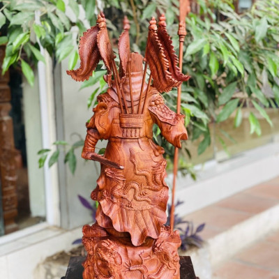 Tượng điêu khắc quan công cầm đao ,sau nưng cắm cờ bằng gỗ hương đá kt cao 60×23×20cm