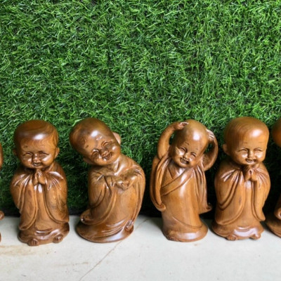 Bộ tượng ba chú tiểu mang lại bình an ,vui vẻ ,hạnh phúc trang trí bàn làm việc ,ôtô ,láp tốp bằng gỗ bách xanh thơm phức kt cao 15×9×8cm