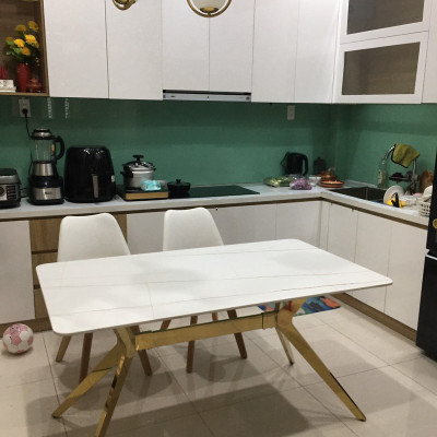 Bàn ăn đá ceramic tia chớp 1m4 tặng kèm 2 ghế eames nệm