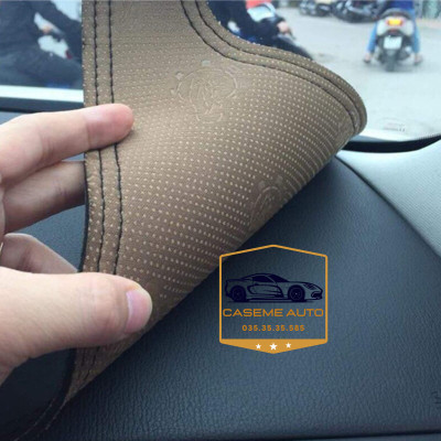 [FORD FOCUS] Thảm Taplo 3 Lớp Dành Cho Xe FORD FOCUS, Nhung Lông Cừu Và Da Vân Carbon Cao Cấp - Hàng Chính Hãng