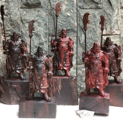 Tượng quan công cầm đao trấn ải bằng gỗ trắc đỏ đen kt cao 20cm