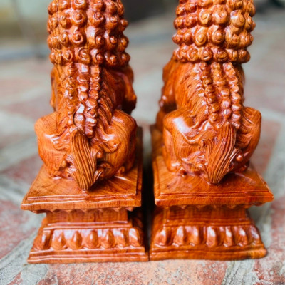 Cặp tượng kỳ lân được làm bằng chất liệu gỗ hương đá liền khối kt cao 20×10×9cm