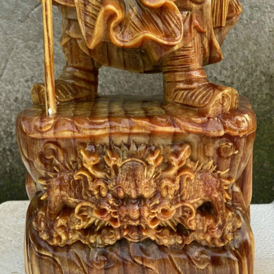 Tượng quan công cầm đao gỗ huyết long đứng trên gốc cây tùng kt cao 