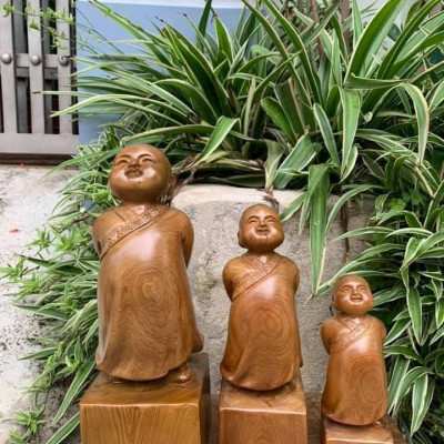 Tượng chú tiểu tùy duyên bằng gỗ bách xanh thơm nức kt cao 40×15×13cm