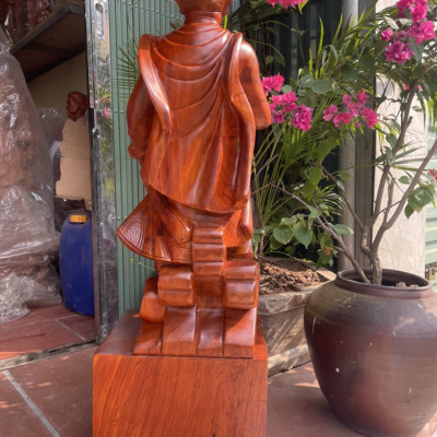 TƯỢNG ĐIÊU KHẮC TRẦN QUỐC TUẤN TRẦN HƯNG ĐẠO VƯƠNG BẰNG GỖ HƯƠNG ĐÁ KT CAO 100×34×24CM