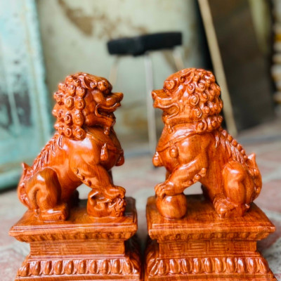 Cặp tượng kỳ lân được làm bằng chất liệu gỗ hương đá liền khối kt cao 20×10×9cm
