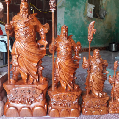 Tượng quan công cầm đao đứng trên gốc cây tùng kt cao 60