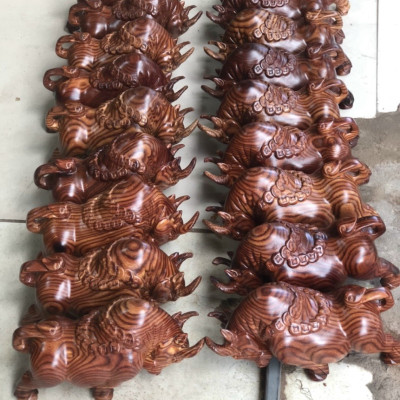 Cặp bò tót bằng gỗ trắc đỏ đen kt 20×9×10cm