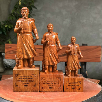 Tượng trần quốc tuấn ( trần hưng đạo vương ) gỗ hương  nhà quân sự lỗi lạc kt  cao 40