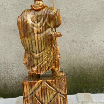 Tượng quan công cầm đao gỗ huyết long đứng trên gốc cây tùng kt cao 