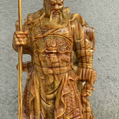 Tượng quan công cầm đao gỗ huyết long đứng trên gốc cây tùng kt cao 