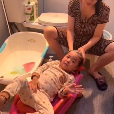 Ghế gội đầu có tay cầm cho bé 8800 - Giao màu ngẫu nhiên