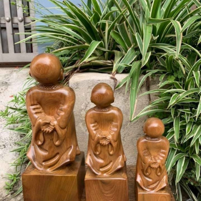 Tượng chú tiểu tùy duyên bằng gỗ bách xanh thơm nức kt cao 40×15×13cm