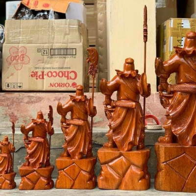 Tượng quan công cầm đao đứng trên gốc cây tùng kt cao 60