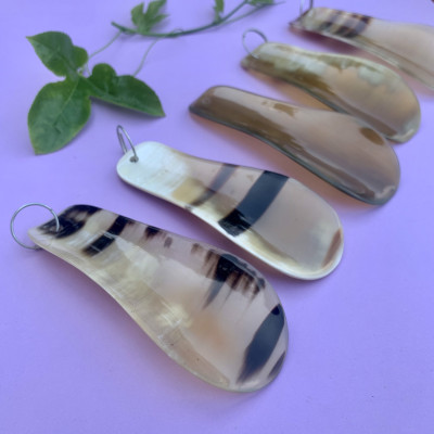 Combo móc treo chìa khoá đón gót giày và lược mini bằng sừng (OTH021) Treo túi xách/ chùm chìa khoá 