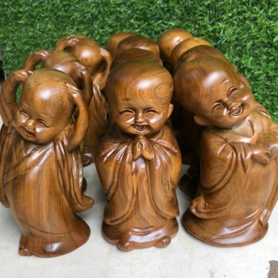 Bộ tượng ba chú tiểu mang lại bình an ,vui vẻ ,hạnh phúc trang trí bàn làm việc ,ôtô ,láp tốp bằng gỗ bách xanh thơm phức kt cao 15×9×8cm