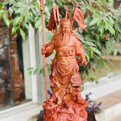 Tượng điêu khắc quan công cầm đao ,sau nưng cắm cờ bằng gỗ hương đá kt cao 60×23×20cm