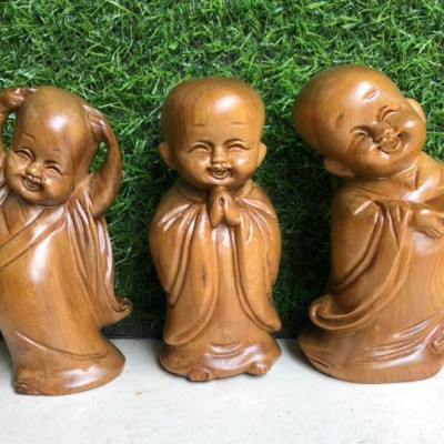 Bộ tượng ba chú tiểu mang lại bình an ,vui vẻ ,hạnh phúc trang trí bàn làm việc ,ôtô ,láp tốp bằng gỗ bách xanh thơm phức kt cao 15×9×8cm