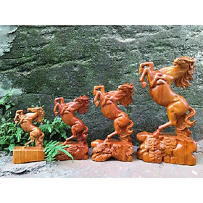 Tượng con ngựa bằng gỗ hương đứng gốc cây tùng kt cao 20