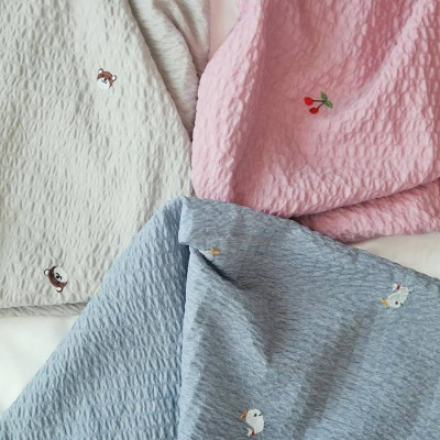 Gối chống trào ngược cho bé Rototo Bebe chữ C cao cấp, chất liệu đặc biệt Ripple gợn sóng (Ghi họa tiết gấu)