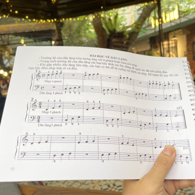 MÉTHODE ROSE – PHƯƠNG PHÁP HỒNG NĂM THỨ NHẤT VỚI ĐÀN PIANO – Ernest Van de Velde – Hà Vân và Lê Dũng dịch – Huy Hoàng Bookstore – NXB Dân Trí (Bìa mềm)