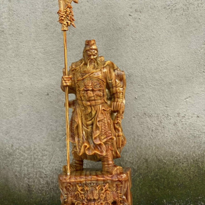 Tượng quan công cầm đao gỗ huyết long đứng trên gốc cây tùng kt cao 