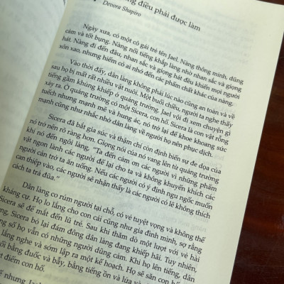 TRIẾT HỌC CHO CON GÁI - Melissa Shew & Kimberly Garchar Biên tập – Sophia Ngô, Lê Hải Anh, Vũ Phương Thảo, Lê Thúy Ái dịch – Book Hunter (Lyceum) – NXB Phụ Nữ - Bìa mềm