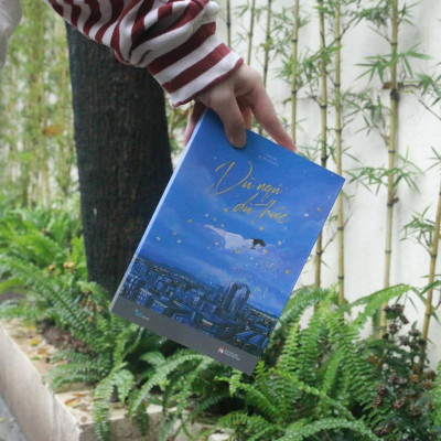 Sách - Dù Ngủ Dù Thức - AZ Việt Nam