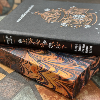 ẤN BẢN BÌA DA PU CAO CẤP VÀ GIỚI HẠN S111 “CUỘC TÌNH TRONG NGỤC THẤT” - NGUYỄN THỊ HOÀNG - Nhã Nam