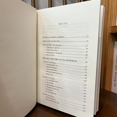 Sách - Người hùng mang ngàn gương mặt (Bìa cứng) - Nhã Nam HCM