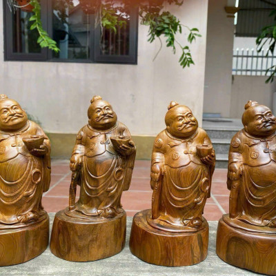 Tượng ông quản gia bằng gỗ bách xanh kt cao 20x9x7cm