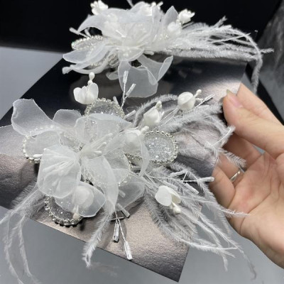 Cài tóc cô dâu hoa voan trắng đính lông vũ mới t8/2024