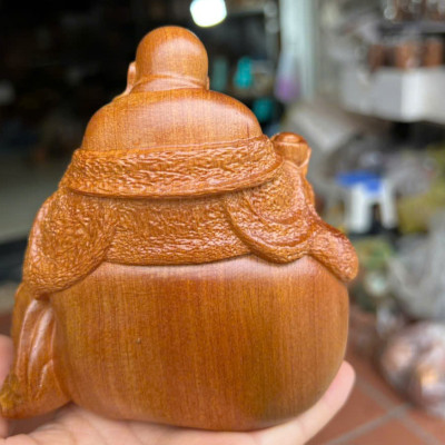 Tượng phật di lặc ngồi bị vàng bằng gỗ bách xanh thơm nức cao 15x12x10cm