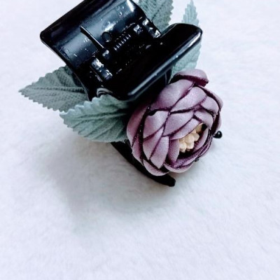 Kẹp tóc hoa hồng tím môn