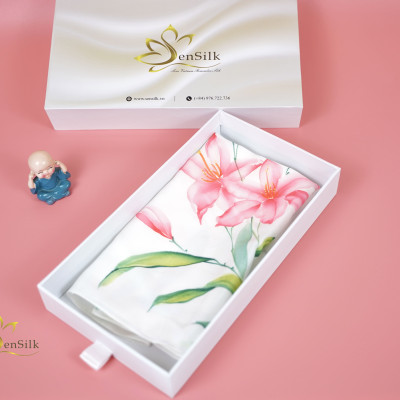Khăn Lụa Vuông Vẽ Tay Hoa Ly SenSilk Đẹp Nhất, Phụ Kiện Thời Trang Cao Cấp